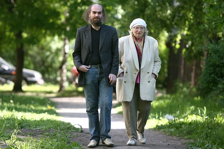 Перелман се разхожда с майка си